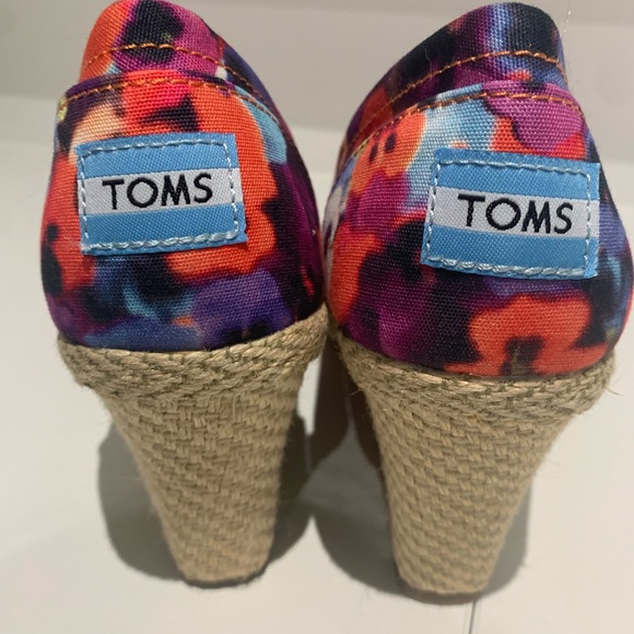 Tom’s shoes - Picture 3 of 3